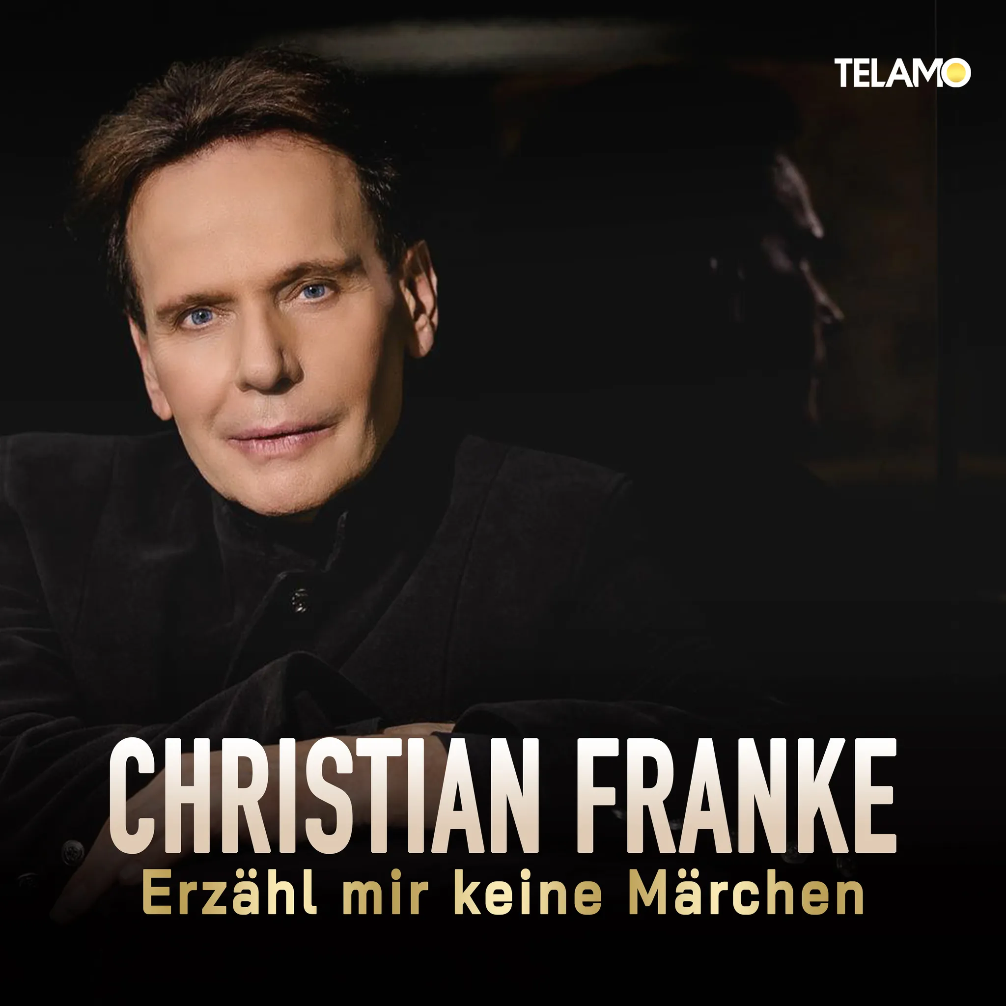 CF Christian Franke - Musiker - Porträt von Christian Franke beim Blick in die Kamera, darunter Text „Christian Franke“ und „Erzähl mir keine Märchen“ auf dunklem Hintergrund
