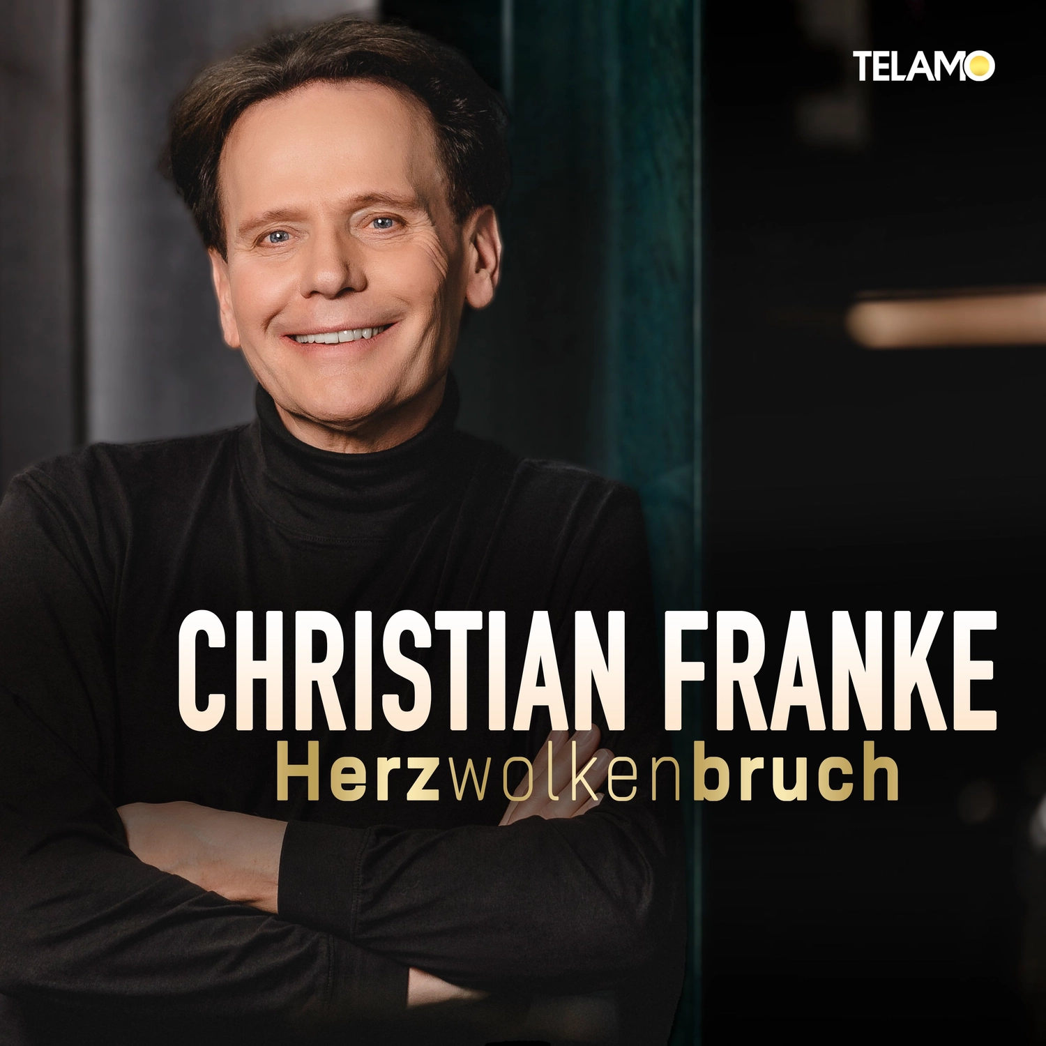 CF Christian Franke - Musiker - Portrait von Christian Franke in einem schwarzen Rollkragenpullover mit dem Text Christian Franke Herzwolkenbruch und dem Telamo-Logo.