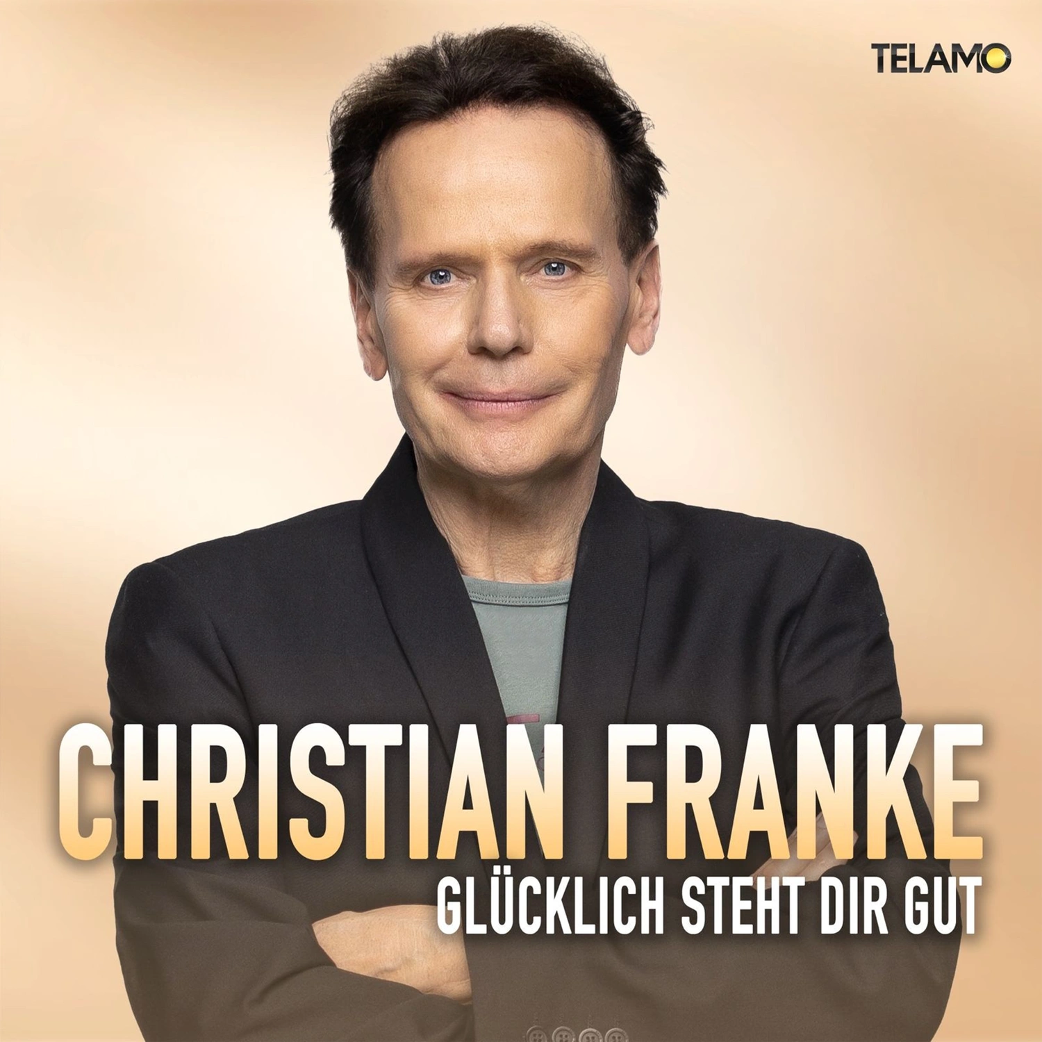CF Christian Franke - Musiker - Porträt von Christian mit kurzen dunklen Haaren, der eine schwarze Jacke über einem grauen Hemd auf beigem Hintergrund trägt, mit Text Christian Franke und Glücklich Steht Dir Gut.