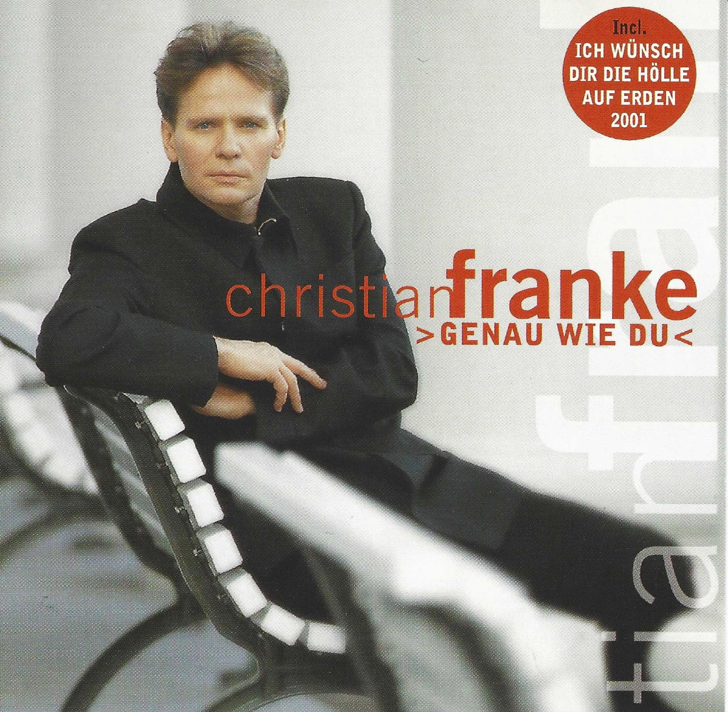 CF Christian Franke - Musiker - Portrait von Christian Franke in einem schwarzen Anzug, sitzend auf einer Bank mit dem Albumtitel Genau Wie Du