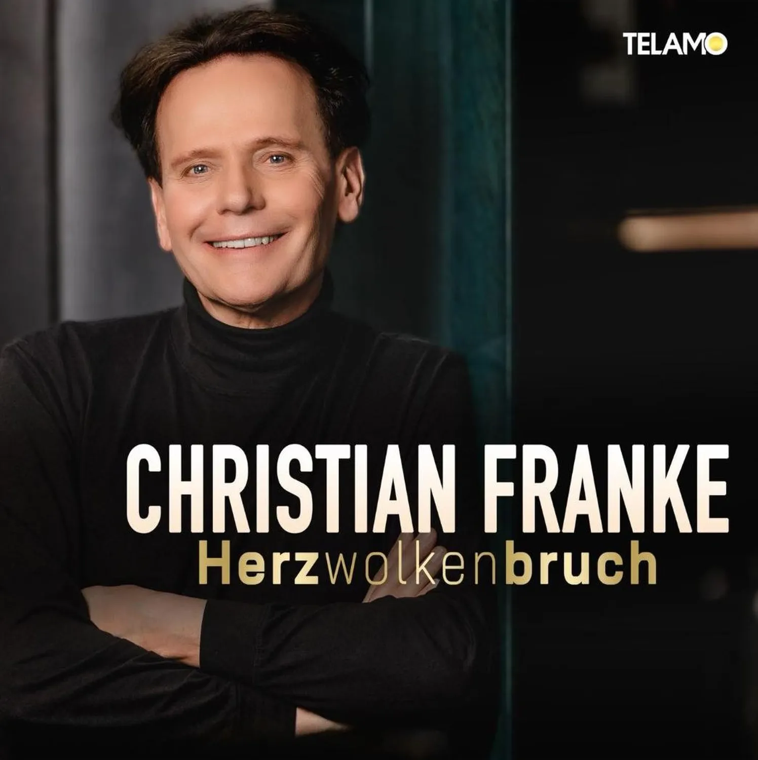 CF Christian Franke - Musiker - Portrait von Christian Franke in einem schwarzen Rollkragenpullover mit dem Text Christian Franke Herzwolkenbruch und dem Telamo-Logo.